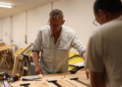 Nos ateliers - personne qui travaille le bois