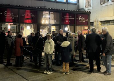 devant le cinema le cesar - projection du documentaire "Utopie zéro chômeur"