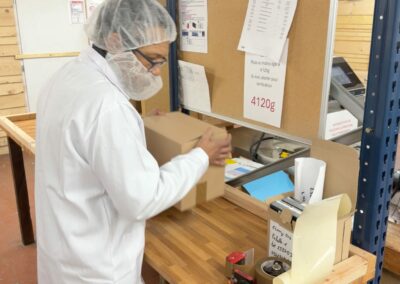 salarie qui emballe les pates de fruits confits